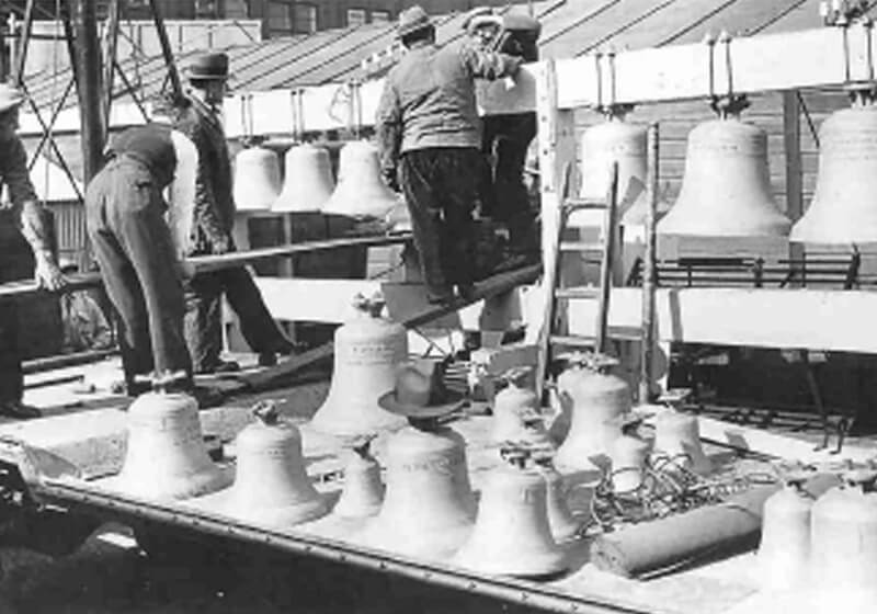 A Van Bergen carillon being loaded in 1933