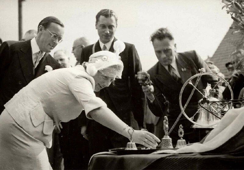 Queen Juliana visiting the Van Bergen factory — Heiligerlee, 1950